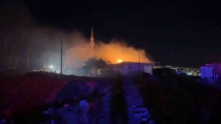 Besnide rüzgarın büyüttüğü iş yeri yangınında 3 iş yeri hasar gördü, 1 yaralı