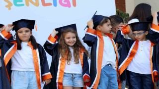 Beyaz Köşkün minikleri kep attı