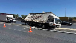 Beylikdüzü E-5te trafiği kilitleyen kaza