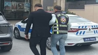 Beylikdüzünde araç sürücü motosikletliye saldırdığı anlar kamerada