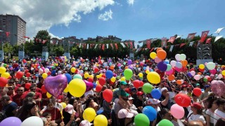 Beylikdüzünde kanseri yenen 9 yaşındaki Almira için binlerce balon gökyüzüne bırakıldı