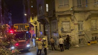 Beyoğlunda binada kısmı çökme meydana geldi: Bina sakinleri tahliye edildi