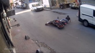 Beyoğlu'nda scooter kullanan 4 yaşındaki çocuğa motosiklet çarptı