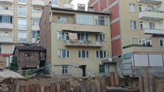 Bilecikte temel kazısı yapılan sokağın yanındaki 3 katlı bina tahliye edildi