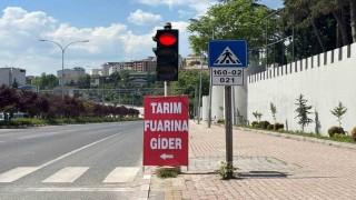 Bilecikte trafik ışıklarına asılan reklamlar tepkilere neden oldu