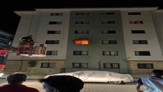 Binada korkutan yangın: 2 kişi dumandan etkilendi