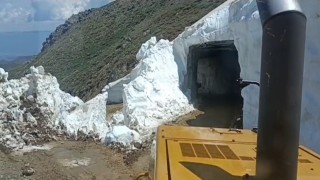 Bingölde haziranda da karla mücadele çalışmaları sürüyor