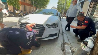 Bir arabadan çıkıp başka arabaların altına giren kedi itfaiyecilere zor anlar yaşattı