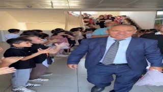 Bir nesli yetiştiren öğretmene anlamlı veda
