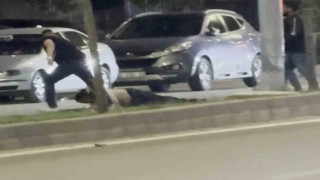 Bir tokatla yere serdiği şahsı sürükleyerek götürdü, o anlar kamerada