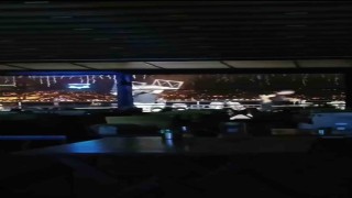 Birbirini tanımayan şahısların bıçaklı ve koltuklu kavgası kameraya yansıdı