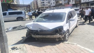 Biri ağır 2 kişinin yaralandığı kaza güvenlik kamerasına yansıdı