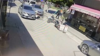 Bisikletiyle aniden yola çıkan çocuğa otomobil çarptı
