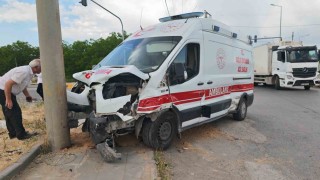 Bitliste ambulans ile otomobil çarpıştı: 10 yaralı