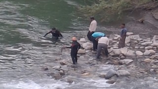 Bitliste dereye giren 3 kardeşten biri hayatını kaybetti, diğerini ise baba kurtardı