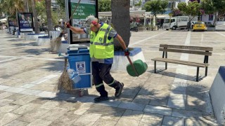Bodrum sokaklarını müzikle temizliyor