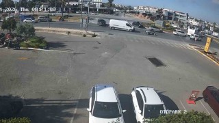 Bodrumdaki kaza kamerada: Motosiklet savruldu, 2 kişi yaralandı