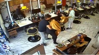 Boğazına kaçan erik parçası heimlich manevrasıyla çıkarıldı