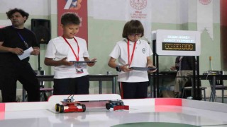 Boluda öğrenciler tasarladıkları mini robotlarla yarıştı