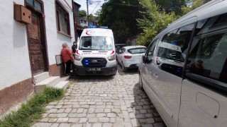 Boluda park edilen araçlardan ambulans sokağa giremedi: Sağlık ekipleri hastaya yürümek zorunda kaldı