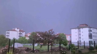 Boluda şimşekler geceyi aydınlattı