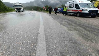 Boluda virajı alamayan hafif ticari araç yoldan çıktı: 3 yaralı