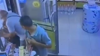 Boşanma aşamasındaki eşinin vurmak istediği adam silah tutukluk yapınca kurtuldu