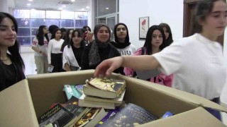 Bu gösteri biletle değil, kitapla seyrediliyor