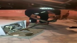Bulaşık makinesine giren 2 metrelik karayılanı itfaiye çıkardı