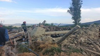 Burdurda kerpiç ev çöktü: 2 kişi yaralandı, enkaz altındaki büyükbaş hayvan kurtarıldı