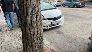 Burdurda otomobil ağaca çarptı: 1 yaralı