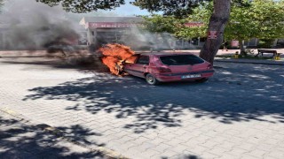 Burhaniyede araç yangınını itfaiye söndürdü