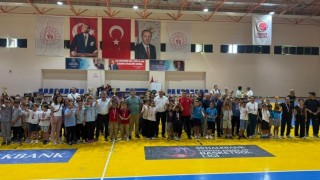 Burhaniyede Geleneksel Çocuk Oyunlarında dereceye girenlere ödülleri verildi
