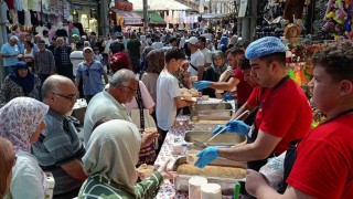 Bursada 30 yıllık gelenek...Tuzpazarı esnafı 5 bin kişiye aşure ikram etti