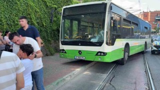 Bursada anne ve bebeğine otobüs çarptı: 2 yaralı