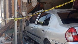 Bursa'da freni boşalan otomobil eve girdi