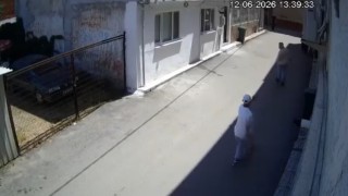 Bursada kurşunların havada uçuştuğu çatışma kamerada