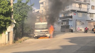 Bursada park halindeki kamyon alevlere teslim oldu
