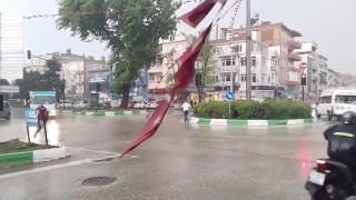 Bursada sel...Duyarlı vatandaşlar sele rağmen yırtılan Türk Bayrağını yerden kaldırdı