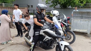 Bursada yanlış okula gelen adayların yardımına polis koştu