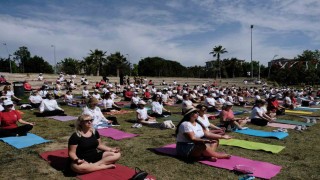Büyükçekmecede Dünya Yoga Gününe özel yüzlerce kadın yoga yaptı