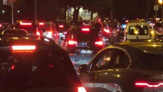 Camdan sarkarak trafiği tehlikeye atan genç polis denetimine takıldı