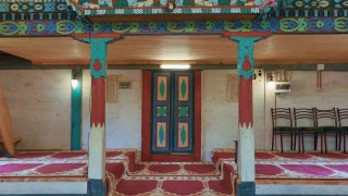 Camili Havzasındaki 175 yıllık ahşap cami babadan oğula korunuyor