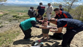 Çamura saplanan çocukları ekipler kurtardı