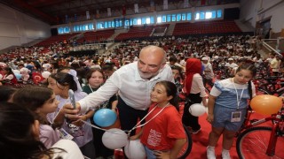 Canikte camiler çocuklarla, çocuklar hediyelerle buluşuyor