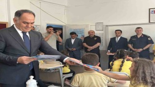 Çankırıda öğrenciler karnelerini protokol üyelerinden aldı