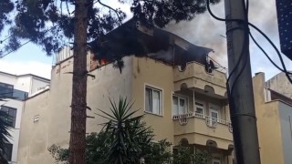 Çatı yangını mahallede paniğe neden oldu