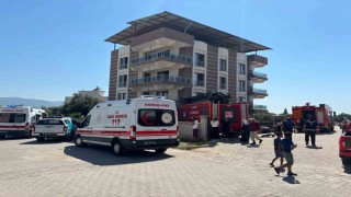 Çatıdaki kartonlar alev aldı, 4 kişi dumandan etkilendi