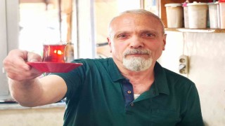 Çay demlerken şiir yazıyor: 40 yıllık çaycı şiirleriyle gönül ısıtıyor