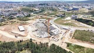 Çayırova Devlet Hastanesinde 200 yataklı, deprem izolatörlü inşaatta kaba yapının yarısına yaklaşıldı